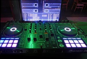 파이오니아 DDJ-RX 컨트롤러와 컴퓨터에서 실행되는 믹싱 소프트웨어 레코드박스. 이 디지털 DJ 작업 공간의 물리적 설정 (주요 도구인 두 개의 "디스크", 주로 가운데에 있는 믹싱 컨트롤)은 위의 이전 아날로그 DJ 세트의 스타일과 매우 유사하며, 후자는 표준이자 "모범 사례"였다.