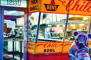 벤스 칠리 볼은 워싱턴 D.C.에서 하프 스모크를 판매합니다.