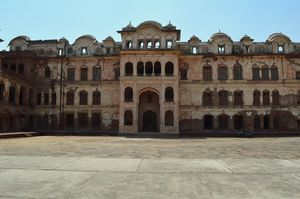  다르샤니 게이트(Qila Mubarak, Patiala의 정문), 18세기에 지어졌다. 도시는 요새를 중심으로 건설되었다.
