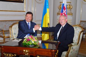 2011년 6월 17일, 가슈파로비치가 빅토르 야누코비치 우크라이나 대통령과 만났다.