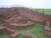 셰이크 칠리 무덤 단지 서쪽에 있는 하르샤 카 틸라 언덕. 7세기 통치자 하르샤 시대 유적을 볼 수 있다.