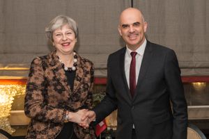 2018년 다보스에서 테레사 메이 영국 총리와 함께