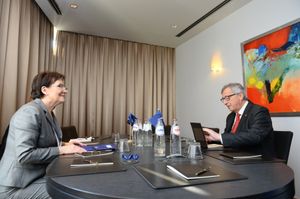 유럽 연합 집행위원회 위원장 장클로드 융커와 함께 있는 에바 코파치