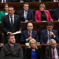 2022년 12월, 연립 파트너인 미힐 마틴과 에이먼 라이언 옆의 버라드커