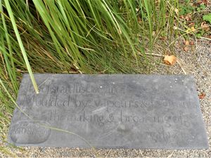 캐어에 있는 명판에 새겨진 히긴스의 시 일부