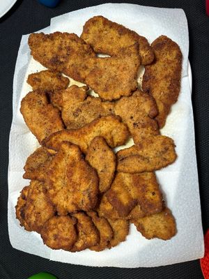 이탈리아-미국식 닭고기 커틀릿 한 접시