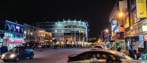 밤의 슬랑고르 주 카장 시, 배경에는 메트로 플라자 카장이 있다