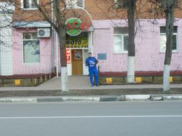 거리에서 팜플렛을 나눠주는 통합 러시아 지지자