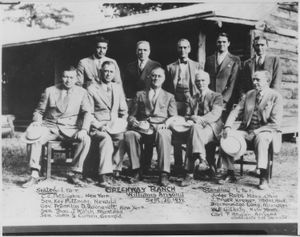 1932년 9월 26일 애리조나주 윌리엄스의 그린웨이 목장에서 로스벨트(가운데 앉아 있음). 그는 오른쪽에 서 있는 애리조나 출신 미국 상원의원 칼 헤이든과 함께, 다른 사람들과 더불어 미국 상원 출신 민주당원 3명(앉아 있음): 피트만, 윌시, 코헨.