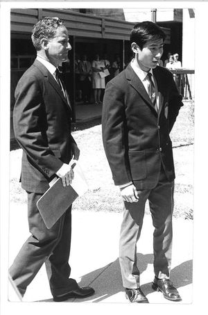 1970년 Cowra 고등학교에서 앨버트 J. 올리버(Albert J. Oliver MBE)가 학생들에게 연설하는 다케자와 케이지(Takezawa Keiji)를 지원하고 있다.