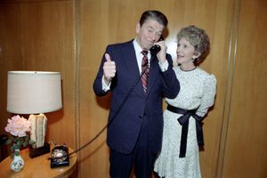 레이건이 몬데일로부터 패배 승인 전화를 받고 있다.