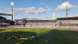 2021년 시드니 로스터스 대 세인트 조지 일라와라 안작 데이 경기 중 빌 O'Reilly와 댈리 메신저 스탠드