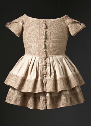 1855년경 카슈미르에서 생산된 소년 프록. 캐시미어 양모 능직에 실크 자수와 실크 술이 달려 있다.