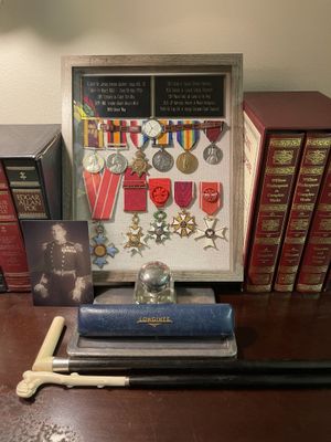 제임스 트룹 경의 훈장과 함께 있는 론진 시계