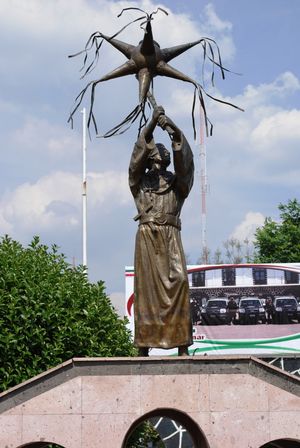 아콜만의 멕시코주에서 수녀가 피냐타를 치는 모습