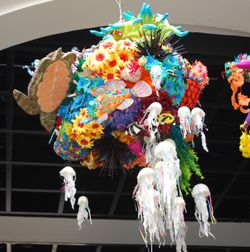 멕시코 국립 민속 미술관에서 2013년 대상을 수상한 산호초 피냐타