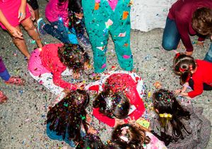 과자 피냐타를 가지고 노는 아이들