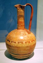 복잡한 기하학 문양과 단순화된 장식 모티프가 배치된 디피론식 도기.