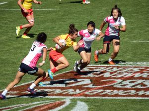 파트리샤 가르시아가 스페인 소속으로 2017년 프랑스 여자 세븐스 챌린지 컵 결승전에서 일본의 수비 라인을 돌파하고 있다.