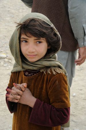 PRT가 아프가니스탄의 Khowst 보육원에 의류와 담요를 기증하고 있다.