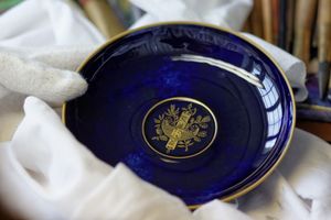 세브르의 현대 자기 접시