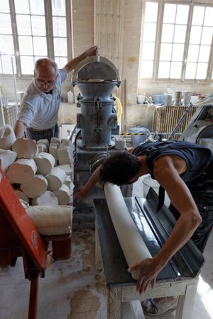 진공 압출기에서 점토가 압출되는 모습