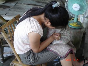 꽃병에 손으로 그림을 그리는 모습