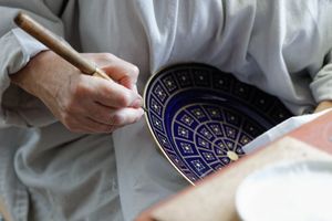 접시의 금 장식 광택 내기