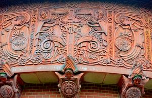 와츠 묘지 채플(서리) 1898년의 켈트 부흥 테라코타 부조