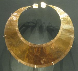 골드 루눌라 (Gold lunula), 아일랜드, 후기 신석기 시대/초기 청동기 시대, 기원전 2400–2000년경