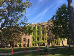 맥마스터 대학교는 시내에 메인 캠퍼스를 둔 유일한 대학교이다.