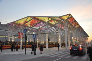 피오트르코프스카 센트룸 트램 정류장, "유니콘 마구간"이라고도 알려져 있다.