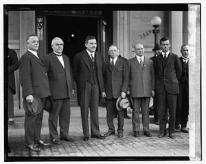 1924년 미국 노동 연맹 빌딩 앞에서 찍은 플루타르코 엘리아스 카예스