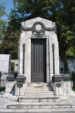 1945년 10월 19일 사망한 카예스의 유해는 그의 대모의 묘소에 아내 나탈리아 차콘과 함께 안치되었다. 1969년, 구스타보 디아스 오르다스 대통령의 명령에 따라 그의 유해는 혁명 기념비로 옮겨졌다.