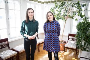 핀란드 총리 산나 마린과 함께 (2022년 4월 헬싱키 케서란타)