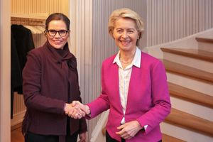 유럽 연합 집행위원회 위원장 우르줄라 폰 데어 라이엔과 함께 (2023년 5월 레이캬비크)