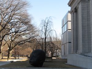 새로운 아메리카 대륙 미술관 별관은 본관의 신고전주의 파사드와 통합되었다.