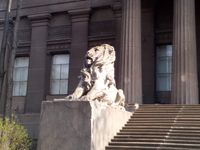 거대한 콘크리트 사자상