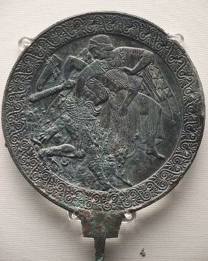 헤라클레스(Herekele)가 Mlacuch를 붙잡는 부조 거울 뒷면 (기원전 500–475년)