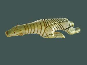 바다코끼리 상아로 조각된 수영하는 북극곰, 중기 도싯 문화, 캐나다 이글루릭 지역