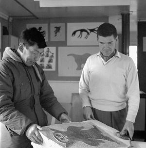 제임스 휴스턴과 파우타 사이라가 석판을 검토하고 있다.