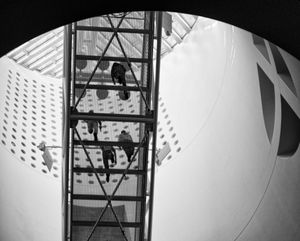 방문객들이 거대한 채광창 아래와 입구에서 5층 위에 위치한 오큘러스 브리지를 건너고 있다.