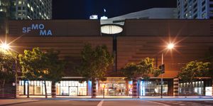 밤의 샌프란시스코 현대미술관(SFMOMA); 목요일에는 오후 8시까지 개관한다.