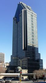 상단, 중단, 하단이 장식되고 뚜렷하게 구분되는 르 1000 드 라 고셰티에르.