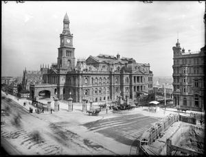 시드니 시청. 남서쪽을 바라보며, 배경에 세인트 앤드루 대성당이 보인다.