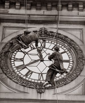 1937년, 시드니 타운 홀 조지 스트리트의 시계 청소