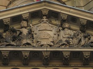 시드니 타운 홀의 포르티코 정면에 있는 초기 버전의 시드니 시 문장.