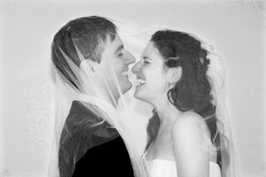 밀레니얼 세대는 로맨스와 결혼을 적극적으로 추구하는 데 열심이지 않다. 사진: 웨일스 출신의 신혼 부부 (2008)