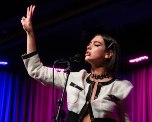 그래미 뮤지엄에서 노래하는 두아(2018년 9월 28일)