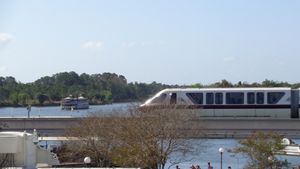 리조트의 모노레일 시스템과 페리 보트는 매직 킹덤으로 오가는 손님들을 수송합니다.